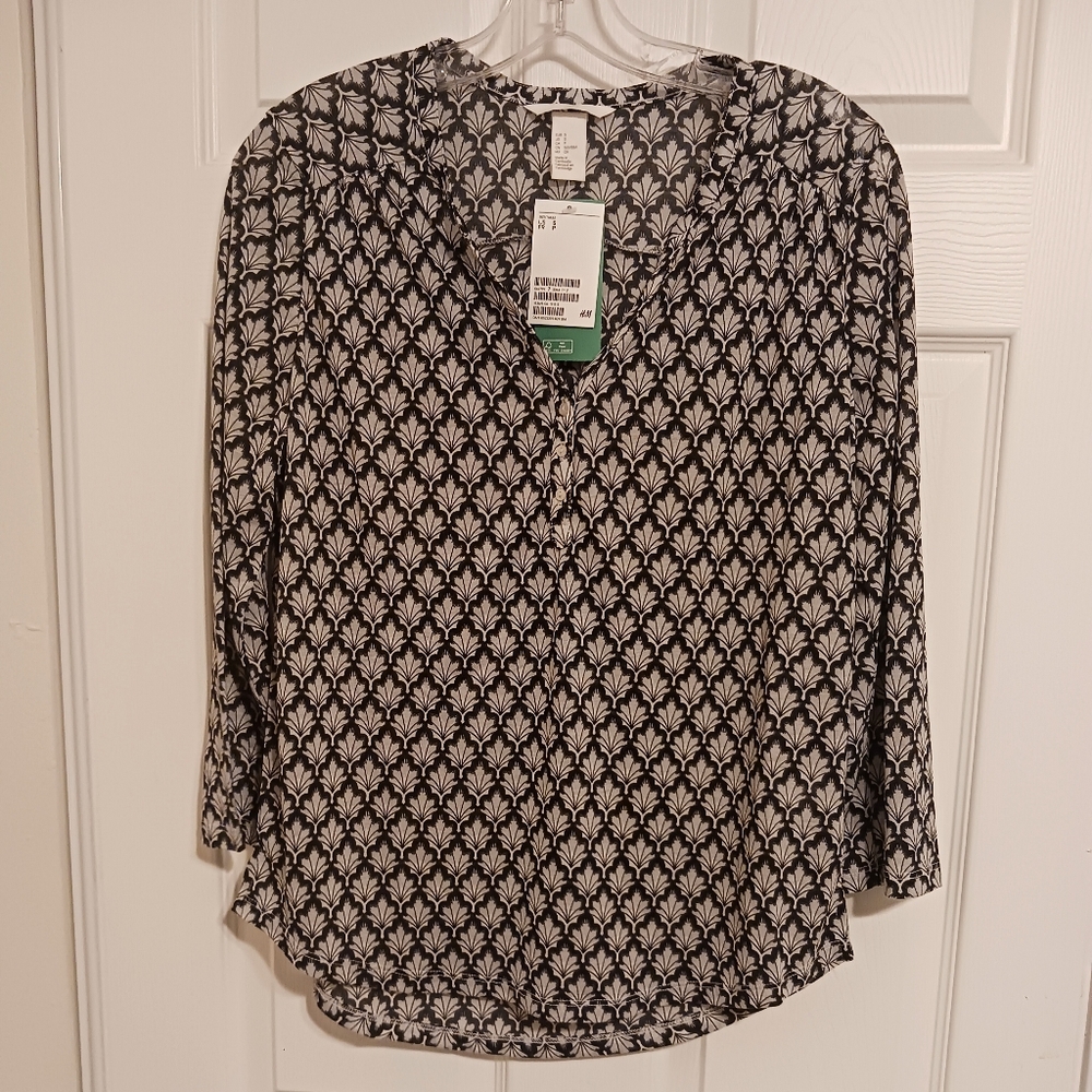 H&M Top Black & White Geo Print Blouse. 3/4 sleeve Shirt Sz S